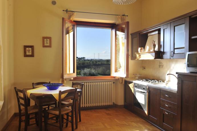 Cucina con vista Appartamento L'Ulivo vicino al Trasimeno 