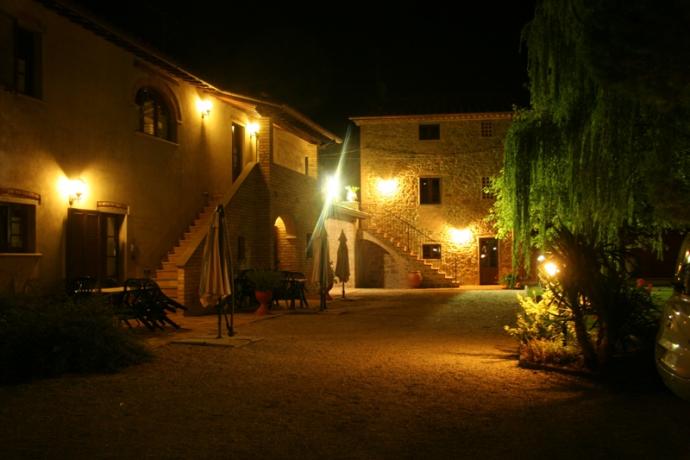 esterno dell'agriturismo con giardino notturno 