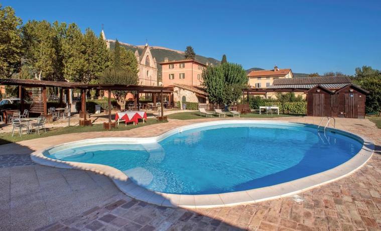 Piscina e Giardino in Country House Assisana 