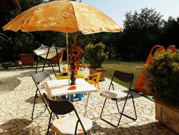 Area relax in giardino casa vacanze Vasanello