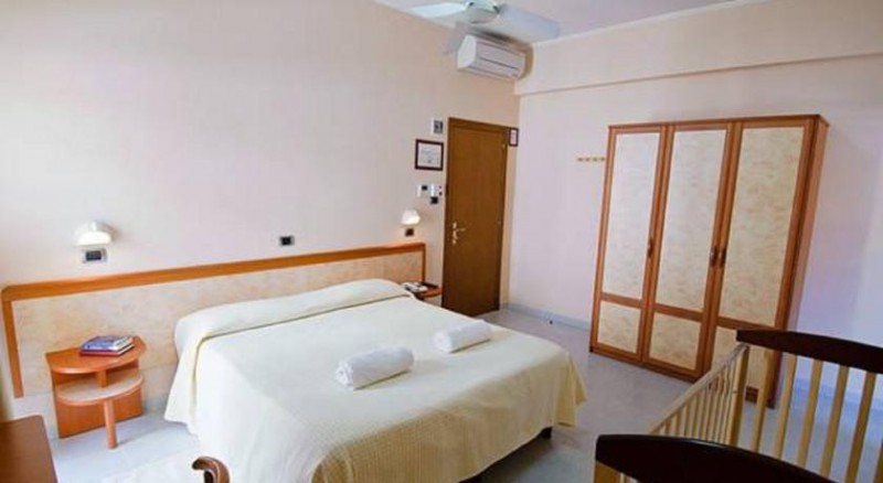 Hotel*** fronte mare a Silvi, Camera matrimoniale, Tv