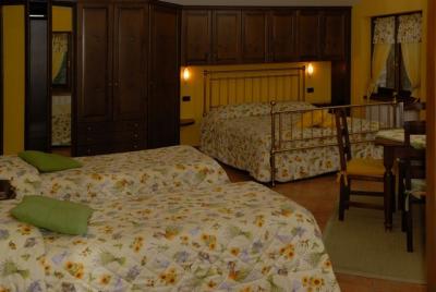 Ampie camere con mobili rustici