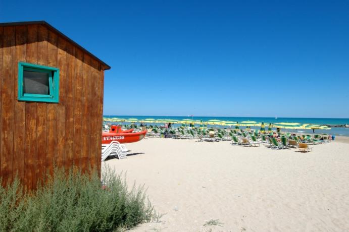 Spiaggia privata attrezzata con sdraio e ombrelloni 