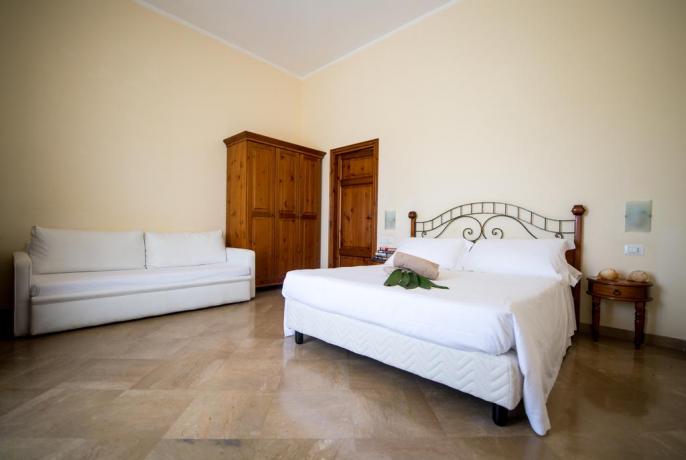 Camera 4 stelle con Armadio-Tv-Minibar e Set-Cortesia-Trapani
