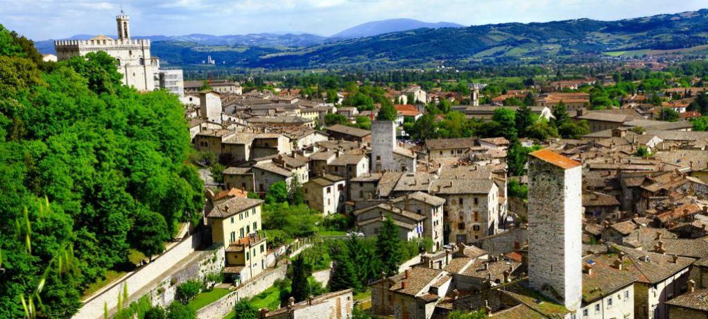 Casali con Piscina e Ristorante vicino Gubbio 