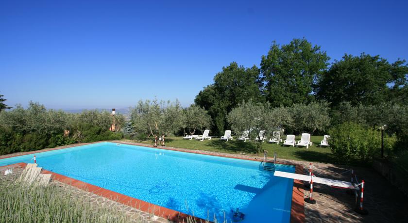 Piscine esterna immersa nel verde