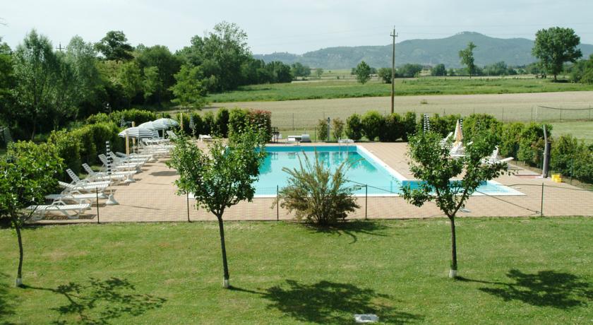 giardino con piscina privata
