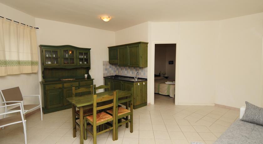 Cucina con stoviglie e biancheria