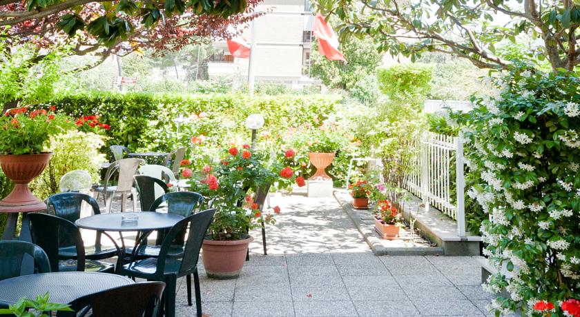 Colazione in giardino 