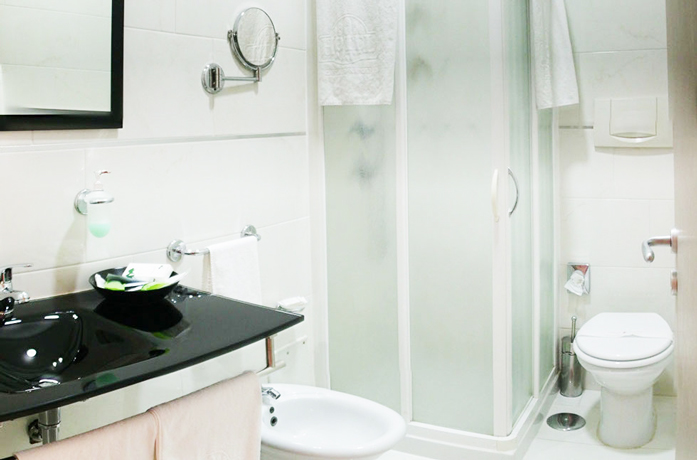 bagni con doccia in hotel vicino all'Aereoporto