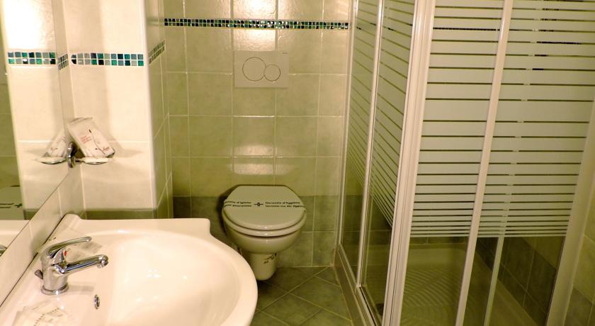 Bagno privato in camera con box doccia 