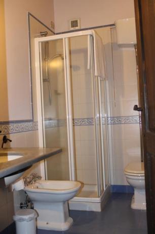 Agriturismo bagno con doccia ad Adrano