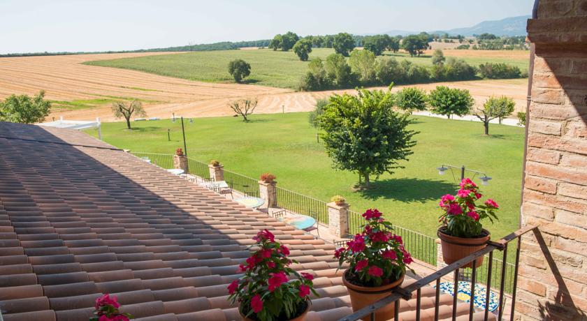 Tavoli del ristorante sotto il portico