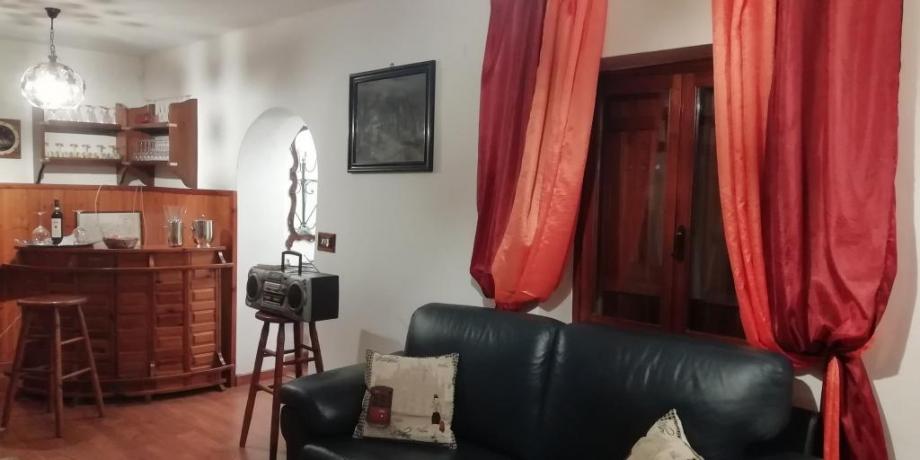 Soggiorno con divano letto in villa esclusiva Collodi