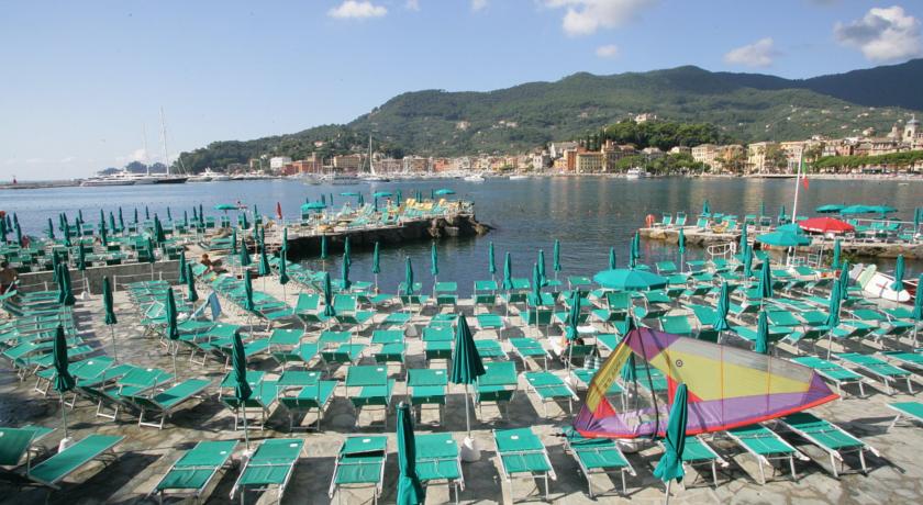 Spiaggia privata della struttura a Finale Ligure