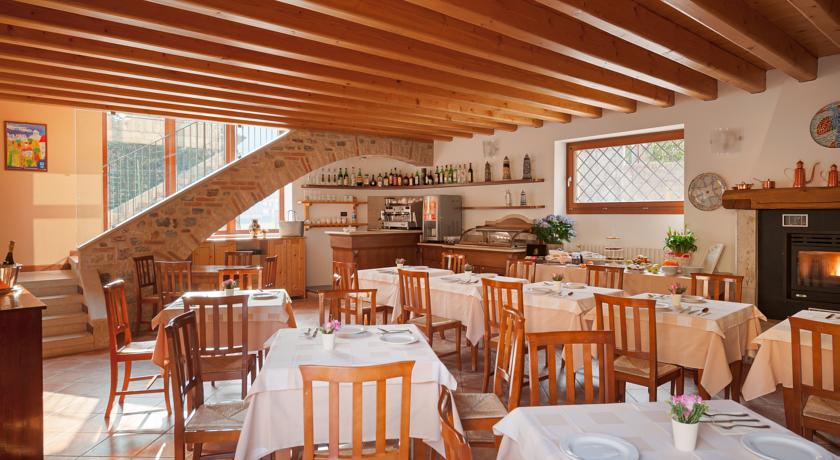 Ristorante rustico con travi a vista