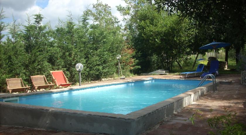 Piscina privata con solarium