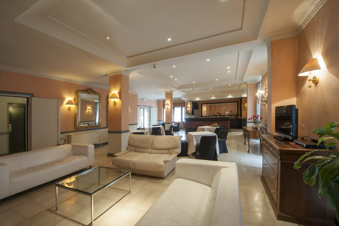 Accogliente e moderna hall dell'albergo di Foligno