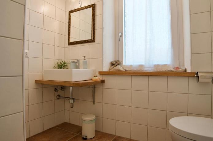 Bagno con finestra B&B Genzano di Roma
