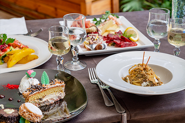 Ristorante interno con piatti locali e internazionali 