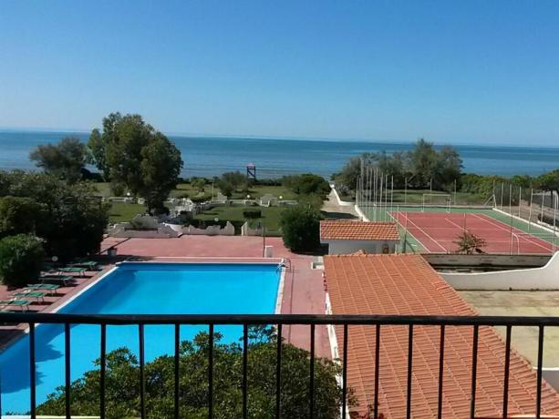 Vista su piscina da balconcino privato in hotel 