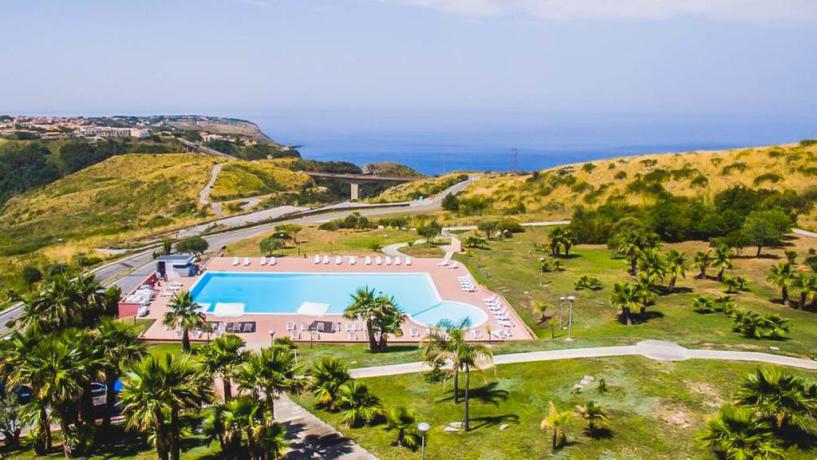 Villaggio Fronte Mare con Piscina e Animazione 