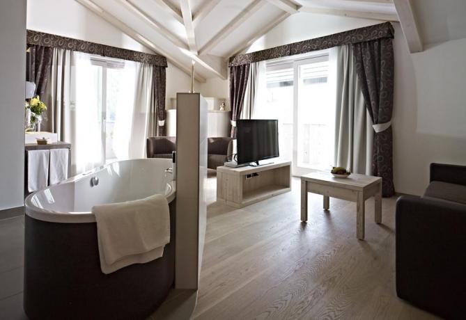 Salottino Suite molveno con terrazzo e vista Lago