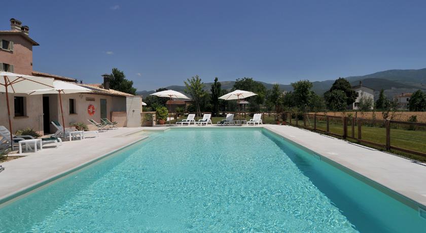 Agriturismo con Piscina con acqua salata, Ristorante stellato,  camere e suite con Caminetto e Vasca Idromassaggio.