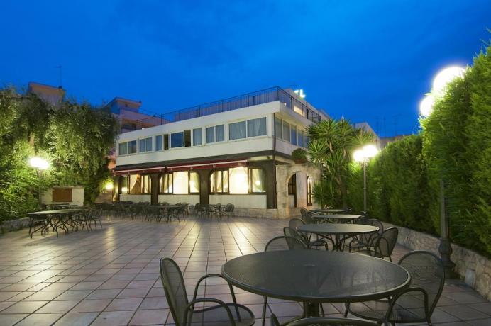 Struttura esterna hotel vicino al mare in Puglia
