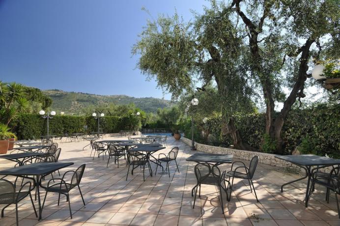 Solarium bordo piscina per feste e Ricevimenti