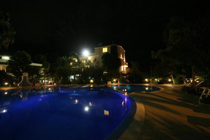 Hotel con piscina notturna per ospiti in Calabria