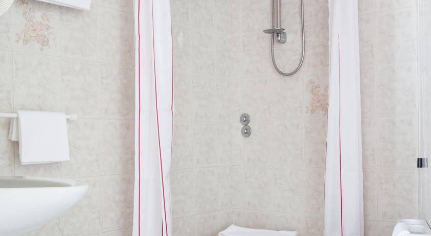 Bagno con box doccia 