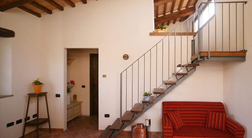 Casale Biagio, travi in legno, Lago di Bolsena