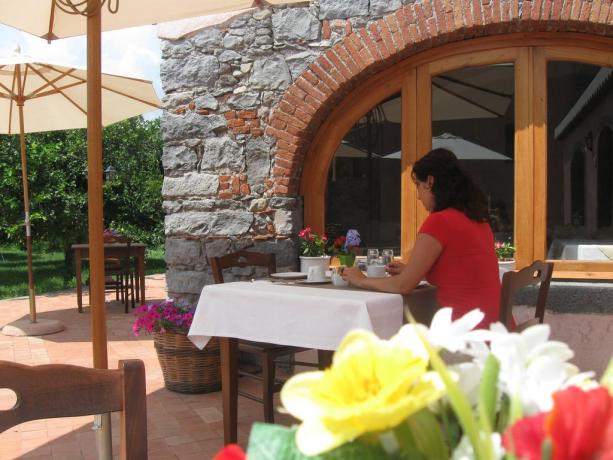 Colazione all'aperto in agriturismo ai piedi dell'Etna