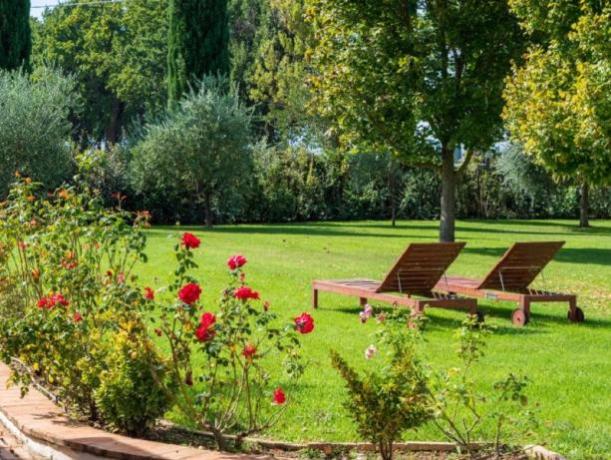 Giardino con Sdraio per rilassarsi 