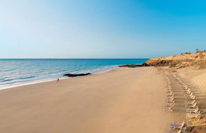 Ampia spiaggia pubblica davanti al resort Fuerteventura 