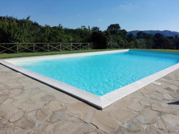 Piscina pavimentata in Campagna Umbra vicino Perugia 