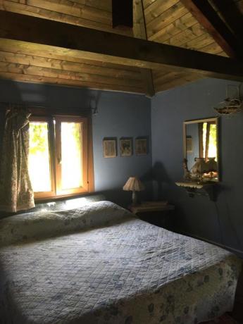 Camera matrimoniali con travi di legno a Pavia