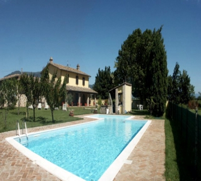 Piscina con solarium e doccia 