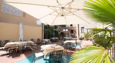 Patio esterno con gazebo per mangiare all'aperto 