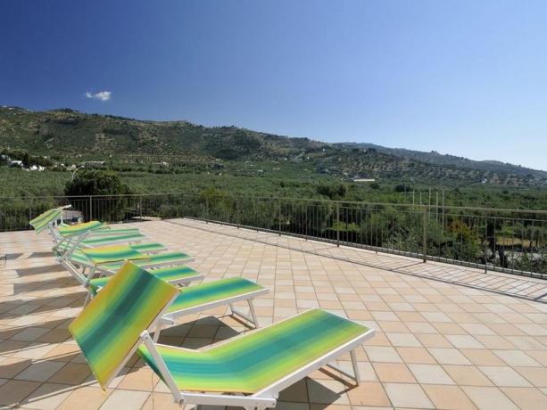 Terrazza Solarium con lettini hotel nel Gargano