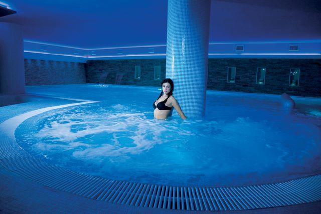 Centro Benessere con SPA e Piscina coperta
