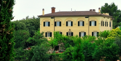 vista esterna casale nel verde 