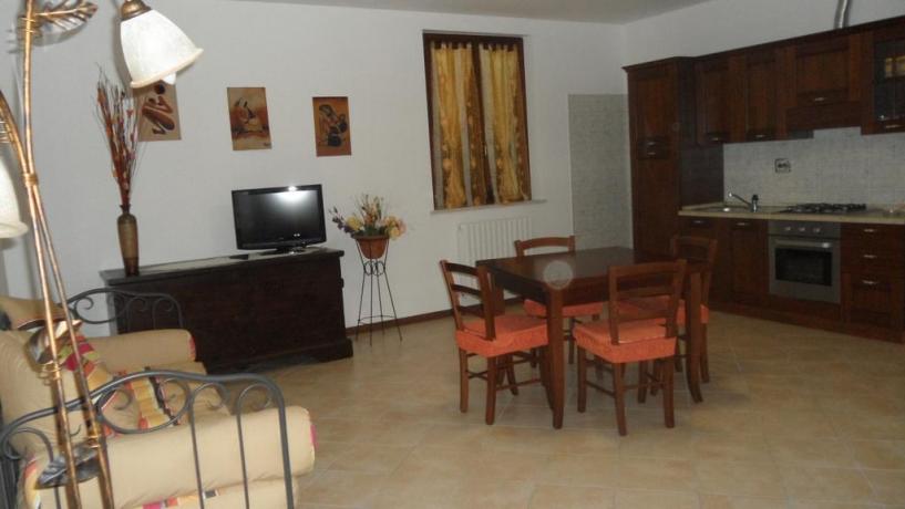 Soggiorno con cucina Appartamento Giada agriturismo a Protte