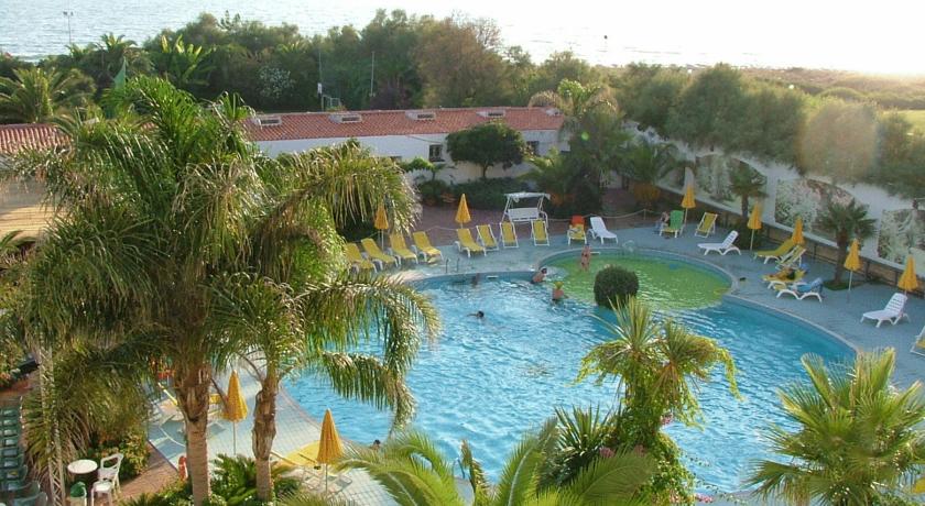Piscina con lettini e ombrelloni