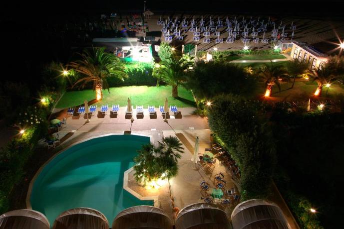Hotel*** fronte spiaggia Silvi, piscina e giardino