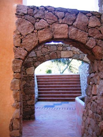 Archi in pietra all'hotel vicino Porto Cervo