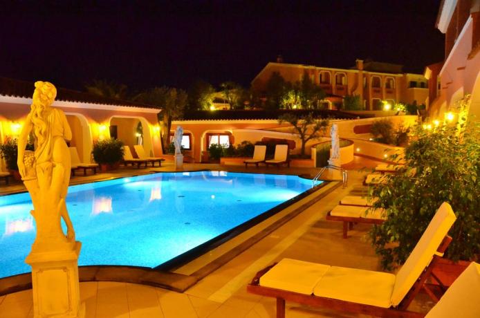 Vista albergo a Orosei in notturna con piscina 