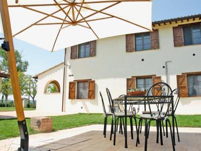 Spazio esterno con tavolo e sedie