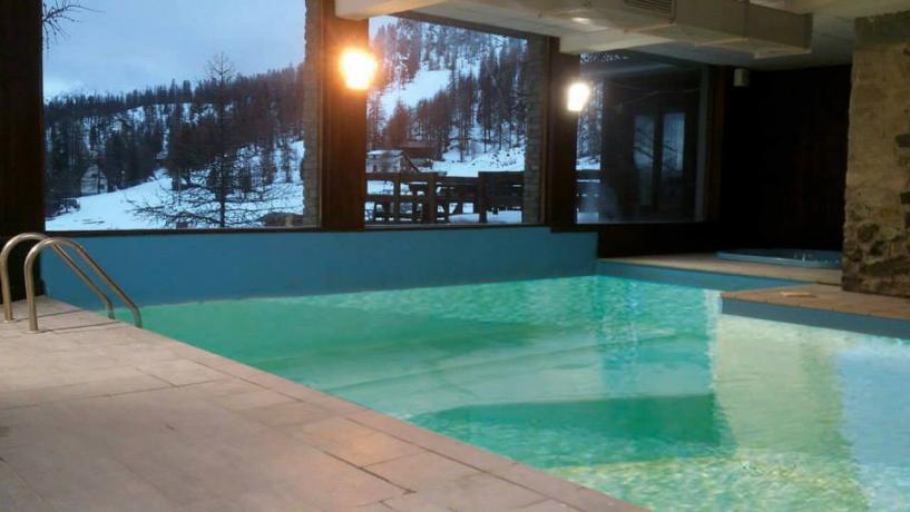 Piscina coperta Riscaldata con vista piste sci piemonte 